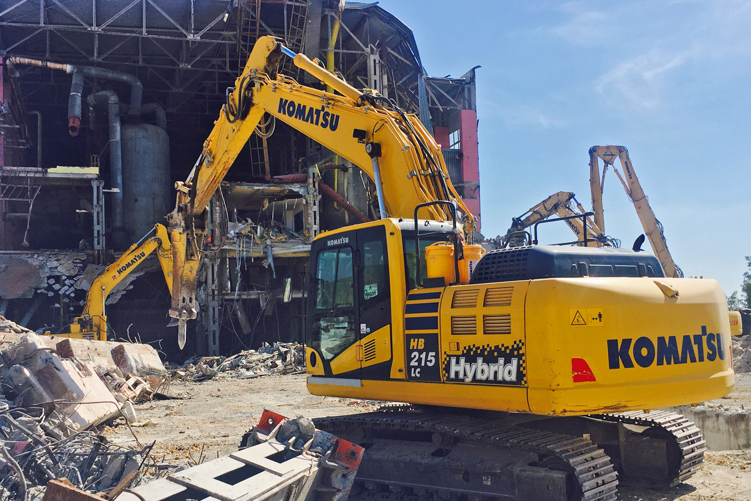 Хибридните багери Komatsu на Ростер ООД