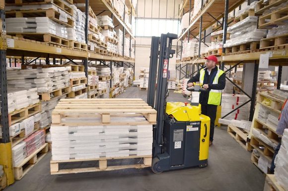 Combilift представя електрическия стакер Combi-CS