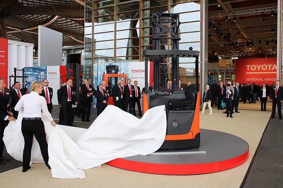 Toyota Material Handling с водеща позиция на изложението  CеMAT 2014 
