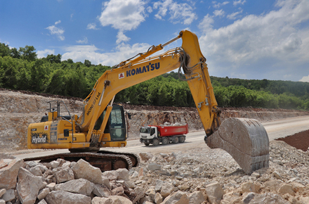 Перфектният тандем: Komatsu и IVECO Trakker на АМ "Хемус" (Галерия)