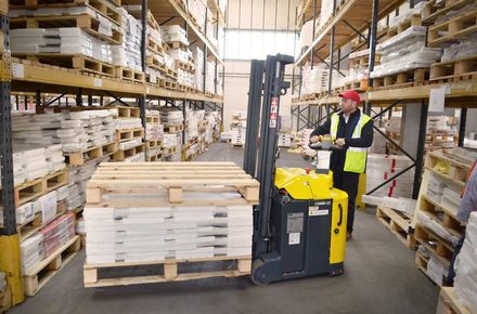 Combilift представя електрическия стакер Combi-CS