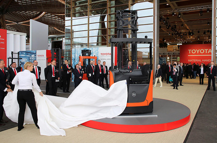 Toyota Material Handling с водеща позиция на изложението  CеMAT 2014 