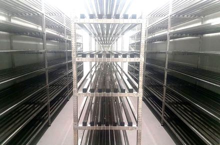 Евромаркет Кари достави иноксови стелажи 